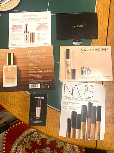 Foundation concealer sample - &,